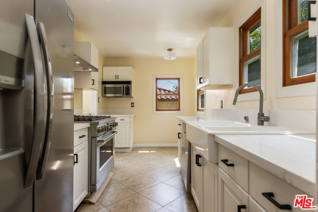 1974 Preuss Road Los Angeles, CA 90034 - Photo 14 of 44