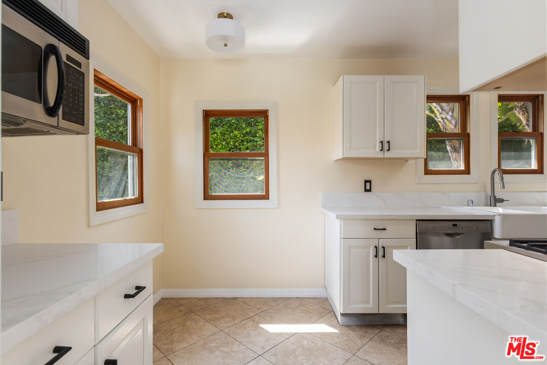 1974 Preuss Road Los Angeles, CA 90034 - Photo 20 of 44