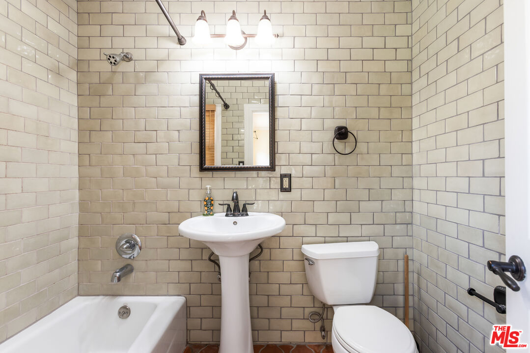 1974 Preuss Road Los Angeles, CA 90034 - Photo 26 of 44