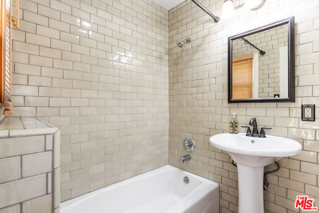 1974 Preuss Road Los Angeles, CA 90034 - Photo 27 of 44