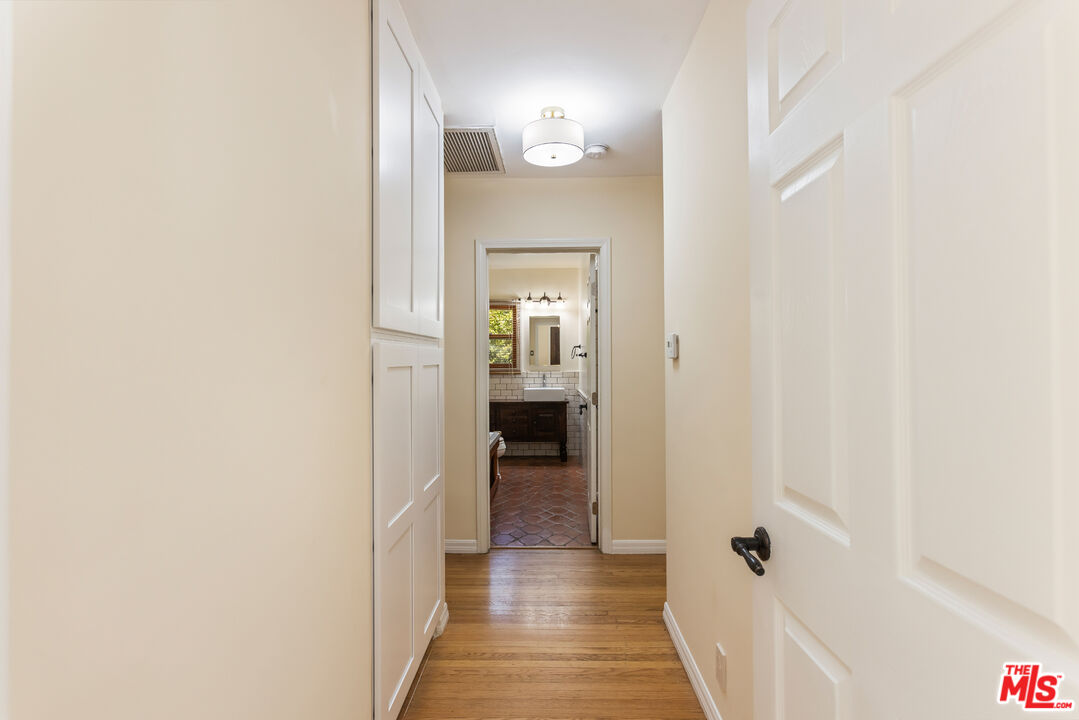 1974 Preuss Road Los Angeles, CA 90034 - Photo 28 of 44