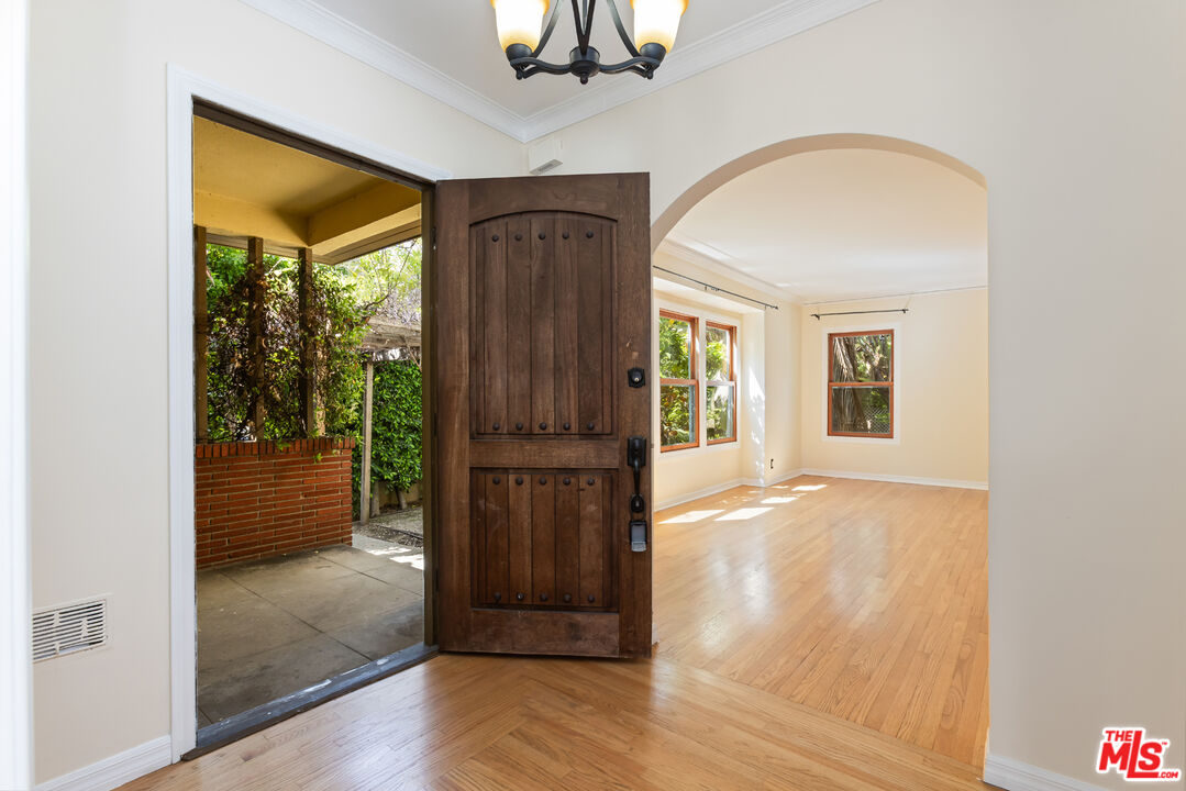 1974 Preuss Road Los Angeles, CA 90034 - Photo 3 of 44