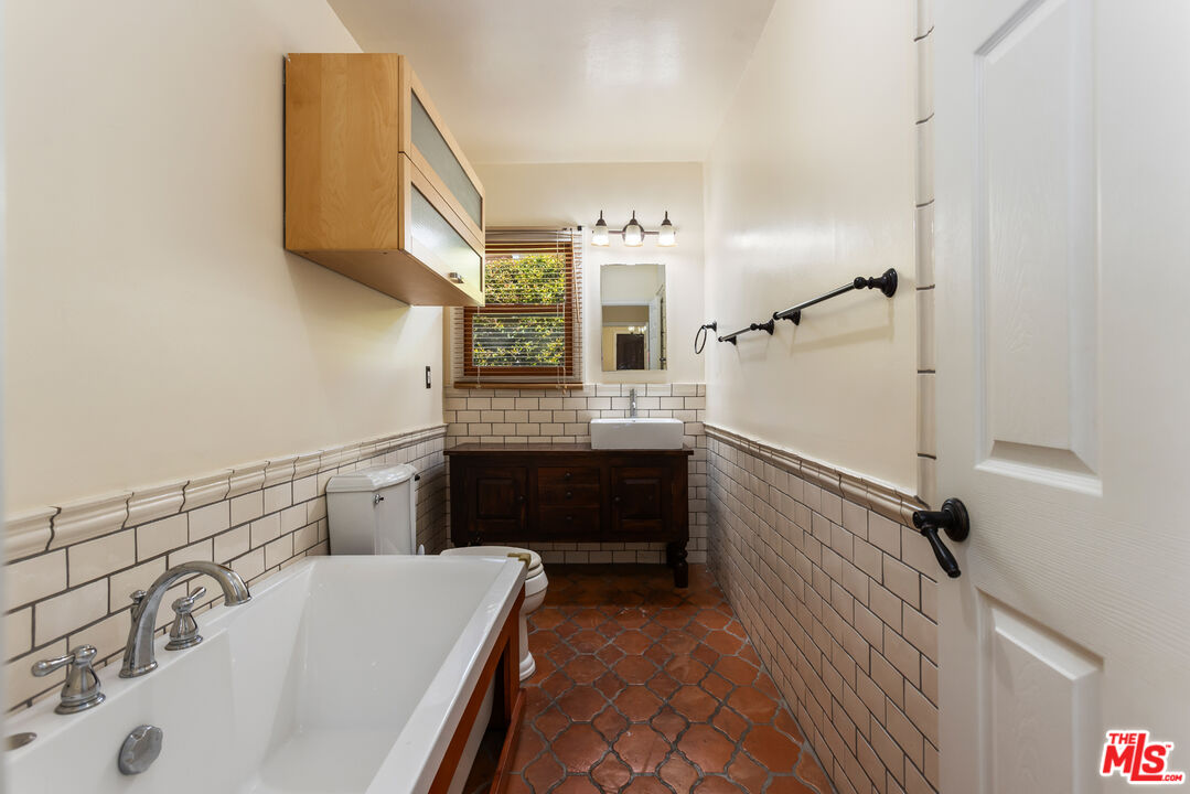 1974 Preuss Road Los Angeles, CA 90034 - Photo 39 of 44