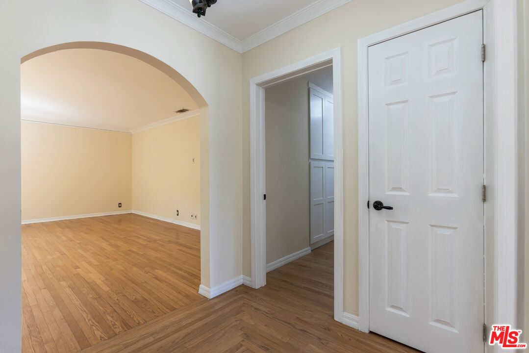 1974 Preuss Road Los Angeles, CA 90034 - Photo 5 of 44