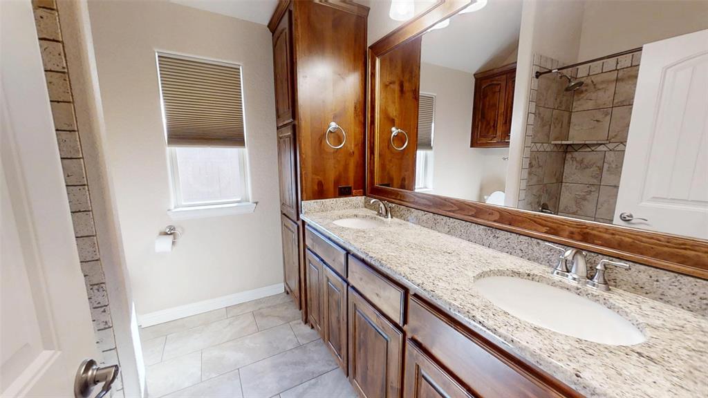 2918 Willow Ridge Circle Granbury, TX 76049 - Photo 21 of 33 Hall bathroom