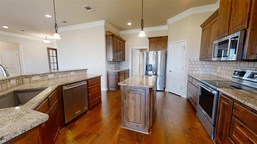 2918 Willow Ridge Circle Granbury, TX 76049 - Photo 9 of 33