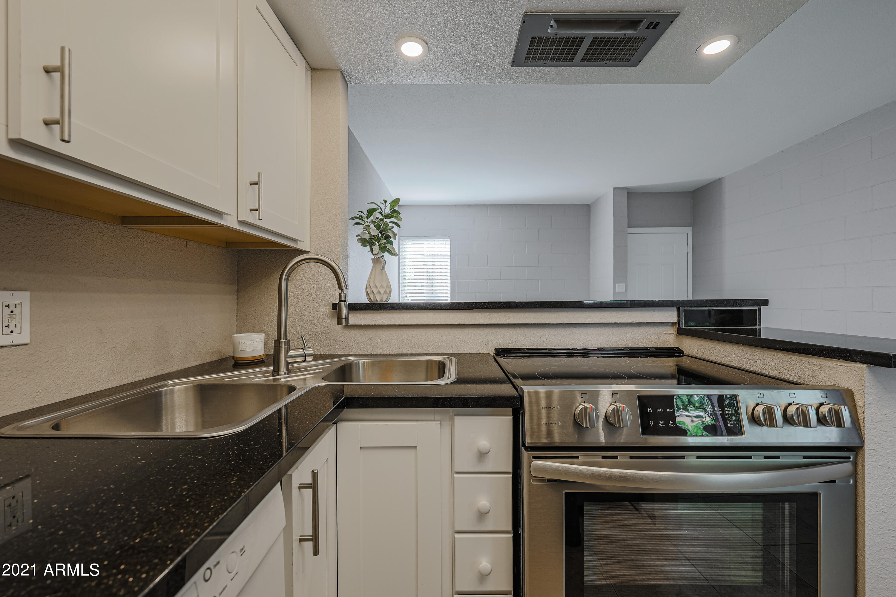 4041 East Camelback Road, Unit 3 Phoenix, AZ 85018 - Photo 14 of 22 Corner sink