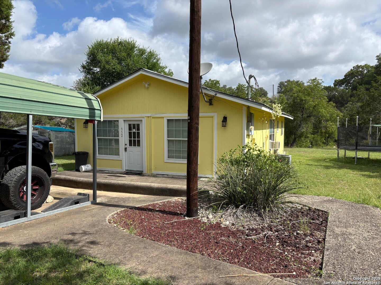 a view of a house with backyard and garden