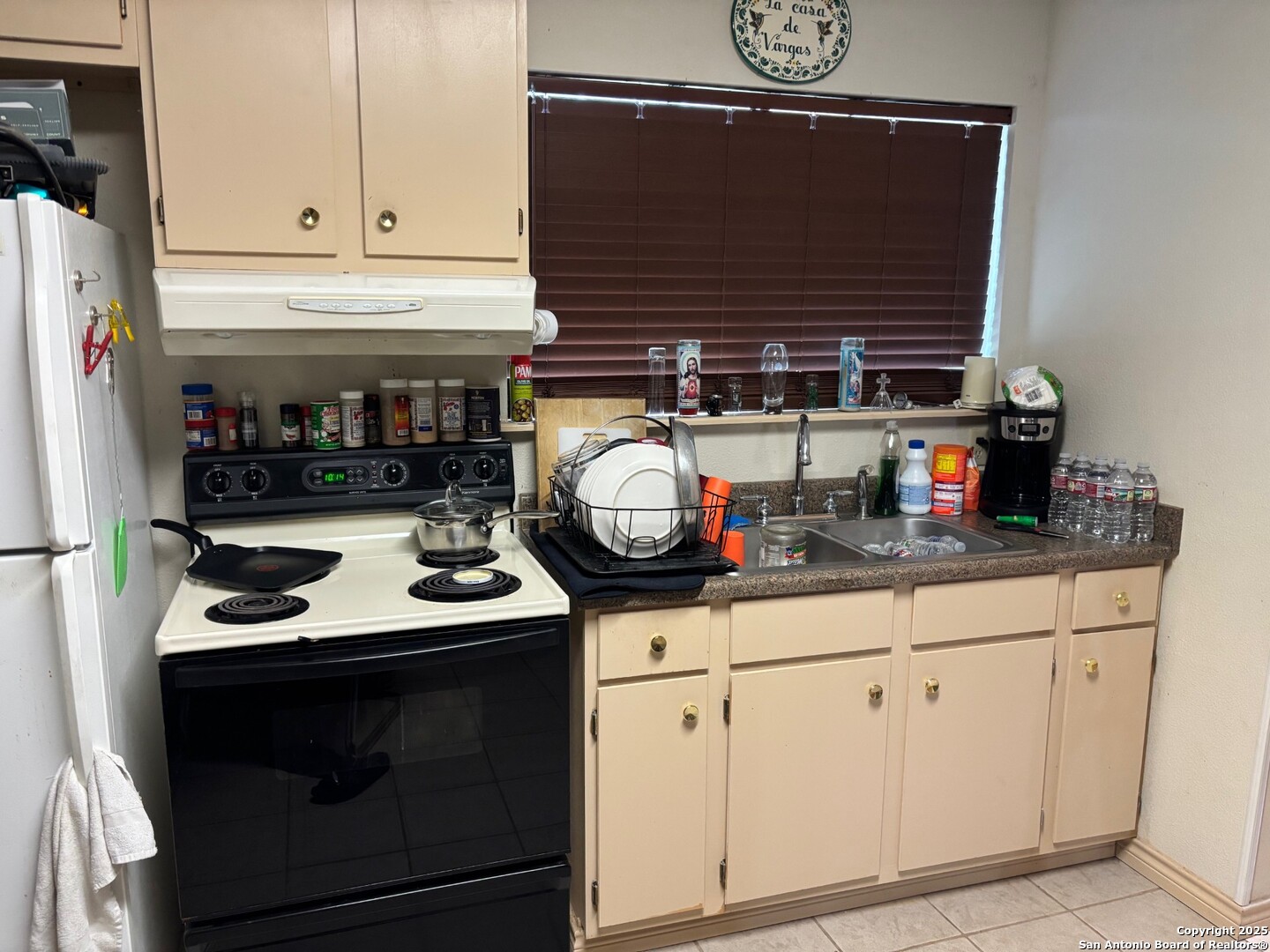 952 Madrona Road Pipe Creek, TX 78063 - Photo 6 of 33 a kitchen with appliances cabinets and a counter top space
