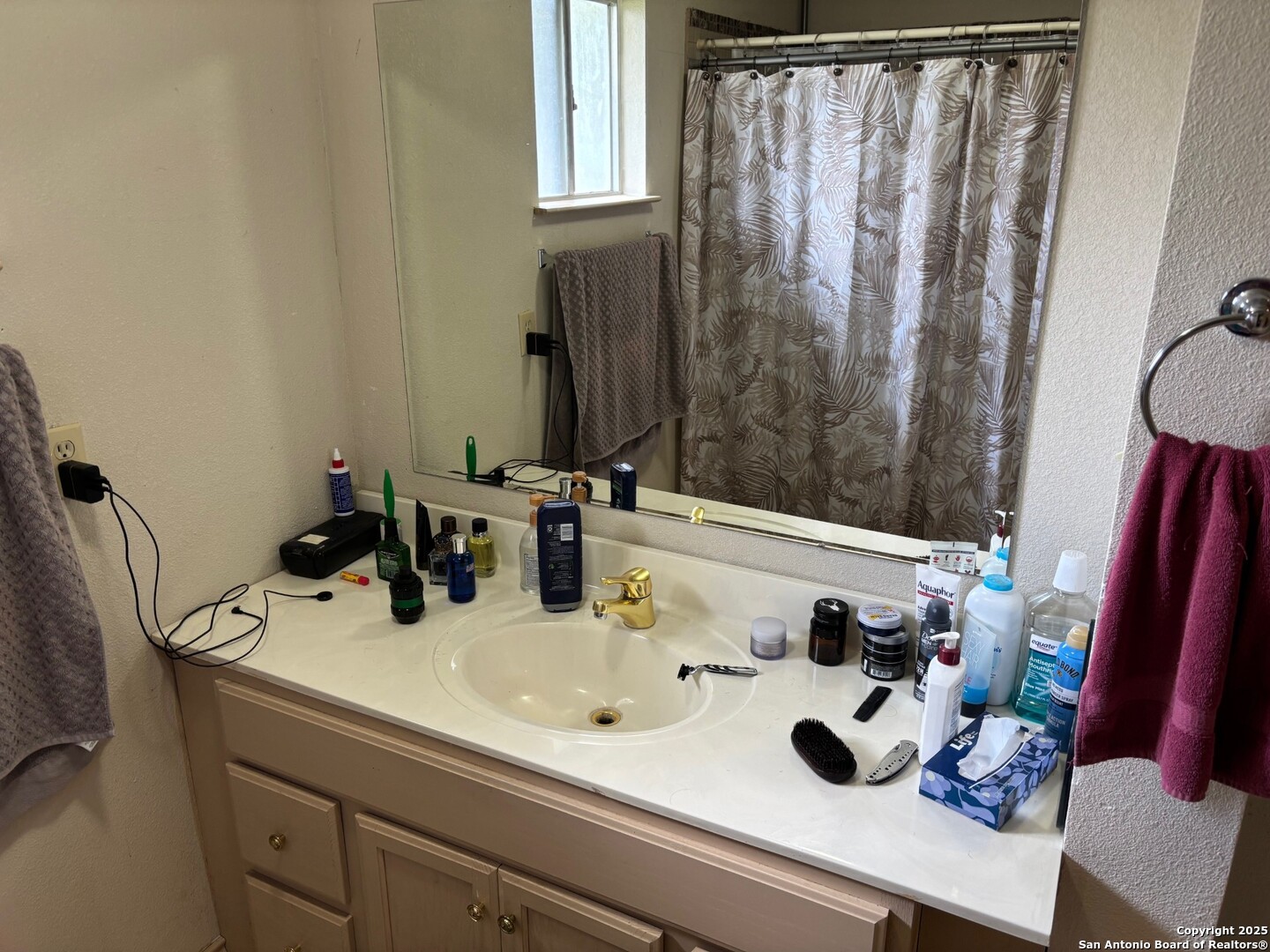 952 Madrona Road Pipe Creek, TX 78063 - Photo 9 of 33 a bathroom with a sink and a mirror