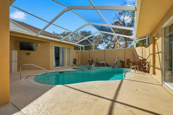 a view of a backyard