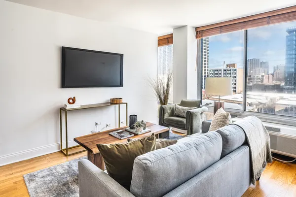 $275,000 | 450 West Briar Place, Unit 7G, Chicago, IL 60657