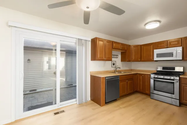 $250,000 | 1373 Ct Maria, Hanover Park, IL 60133