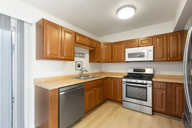 $250,000 | 1373 Ct Maria, Hanover Park, IL 60133