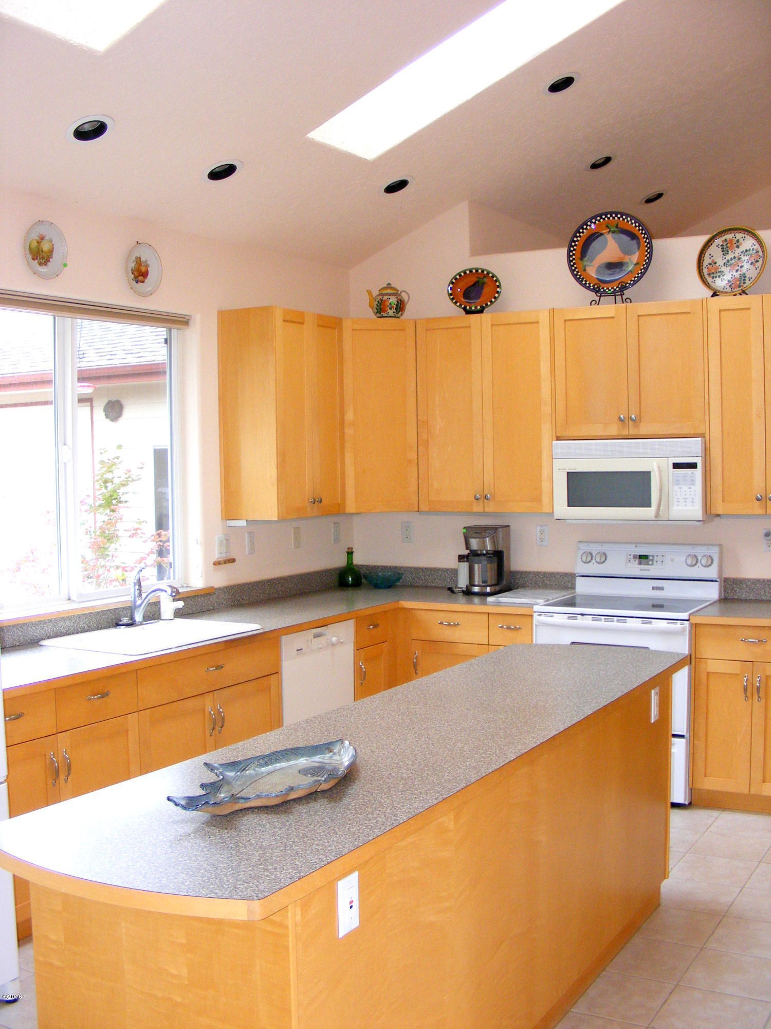 135 Southwest 26th Street Newport, OR 97366 - Photo 8 of 35 Kitchen