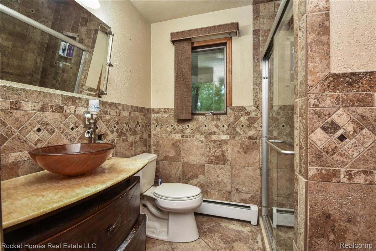 29100 King Road Romulus, MI 48174 - Photo 24 of 41 24-Bathroom.jpg