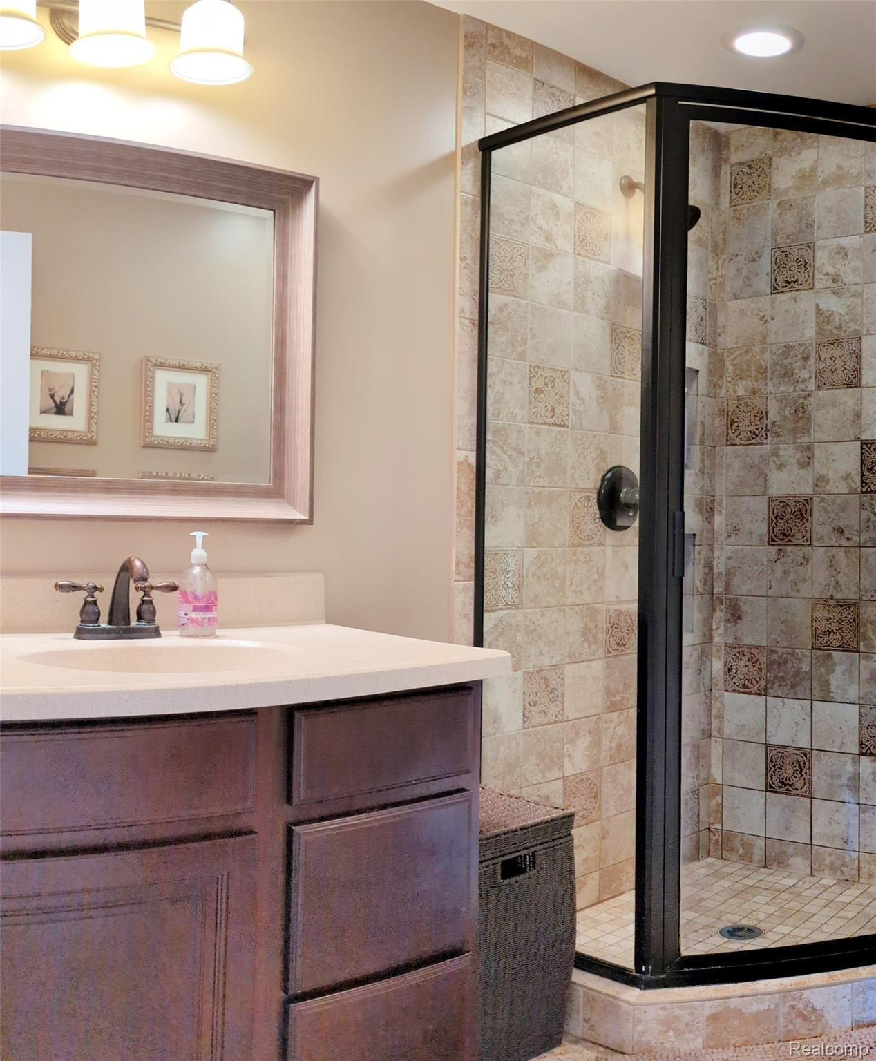 6010 Bullard Road Fenton, MI 48430 - Photo 28 of 39 Main floor Bath All Updated
