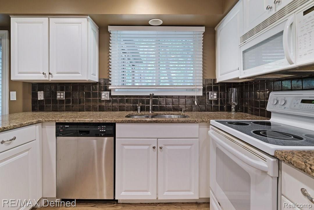 2119 North Fairview Lane Rochester, MI 48306 - Photo 11 of 33 2119-North-Fairview-11.jpg