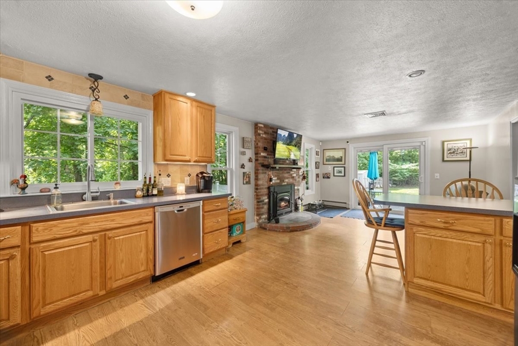 115 Springhill Avenue Bridgewater, MA 02324 - Photo 7 of 33