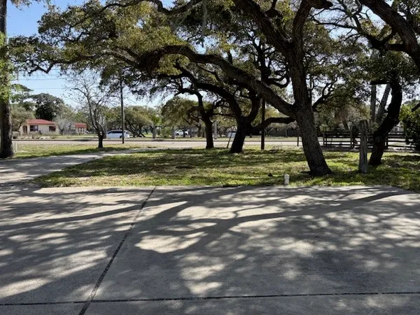 $1,000 | 339 South Whitney Street, Unit B, Aransas Pass, TX 78336