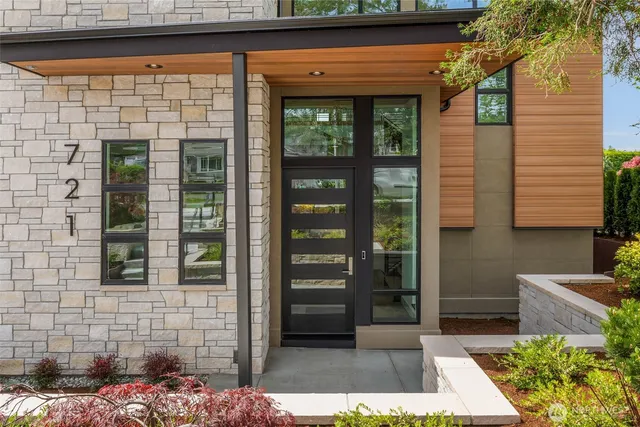 a view of entrance front of the house