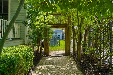 $995,000 | 2910 Houston Avenue, Houston, TX 77009