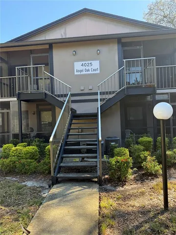 a view of entryway with a front door