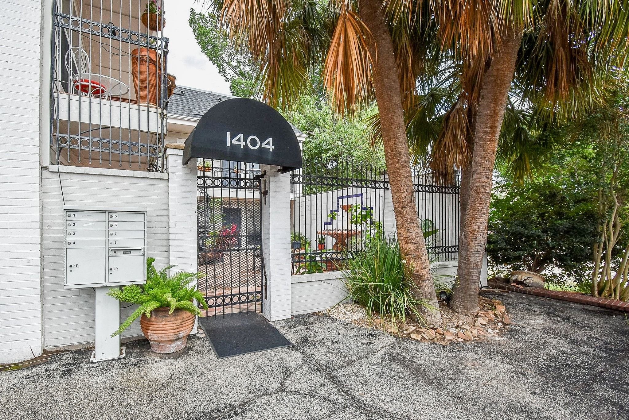 1404 Welch Street, Unit 2 Houston, TX 77006 - Photo 3 of 20 Secure gated entry with charming community landscaping and easy access to nearby dining, shopping, and entertainment.
