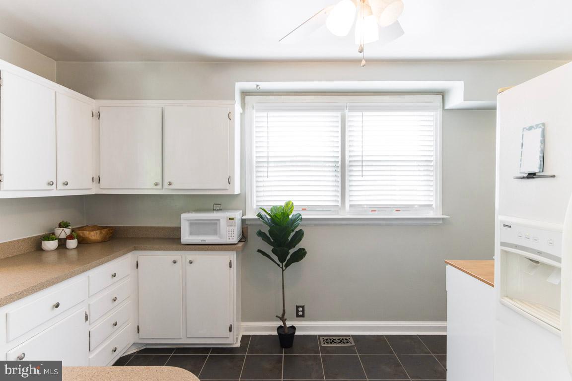 8120 Ridgely Oak Road Baltimore, MD 21234 - Photo 10 of 30