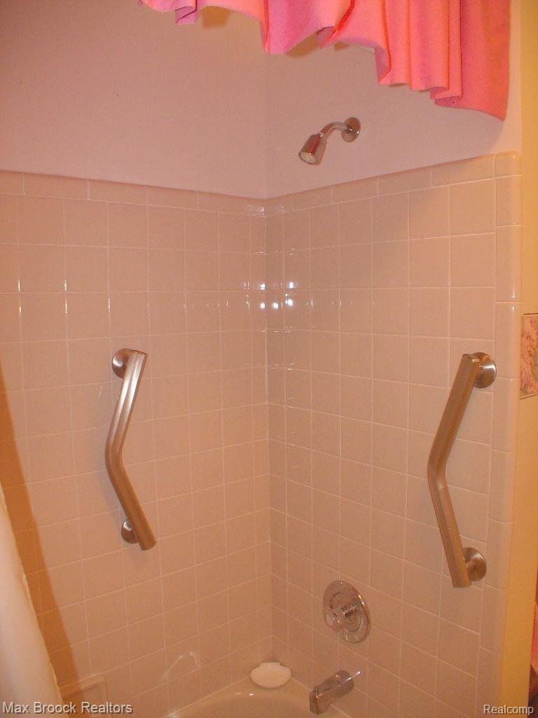 2211 London Bridge Drive, Unit 86 Rochester, MI 48307 - Photo 20 of 26 Hall Ba Tub.jpg