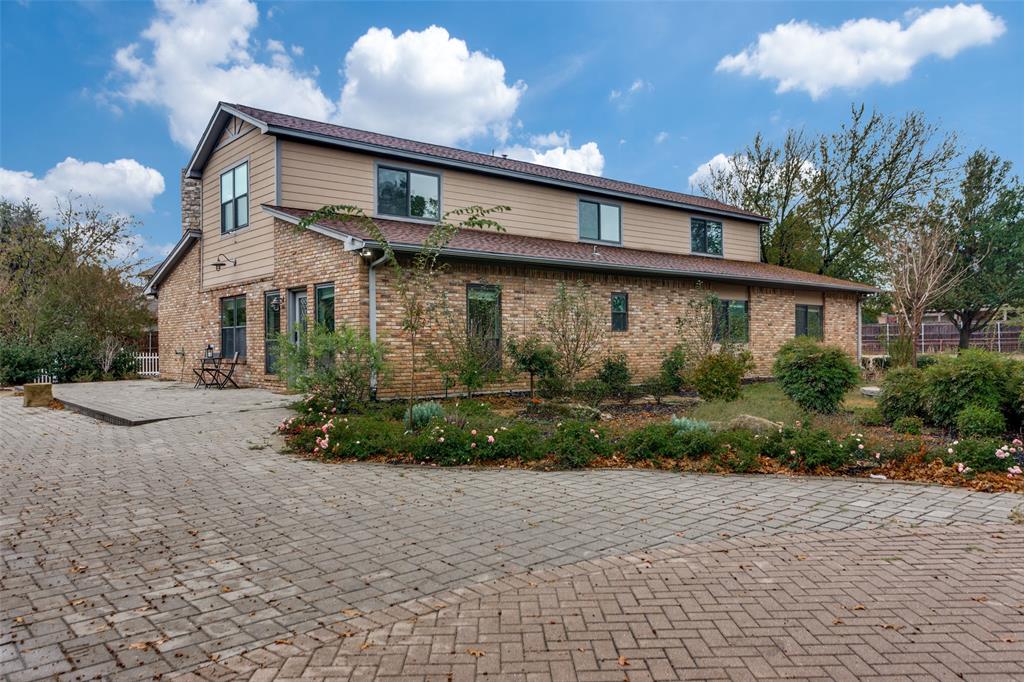 950 Turner Way Mansfield, TX 76063 - Photo 2 of 29 a front view of a house with garden