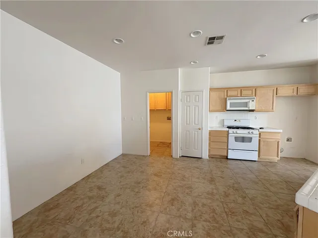 $2,475 | 13343 Vista Verde Street, Victorville, CA 92392