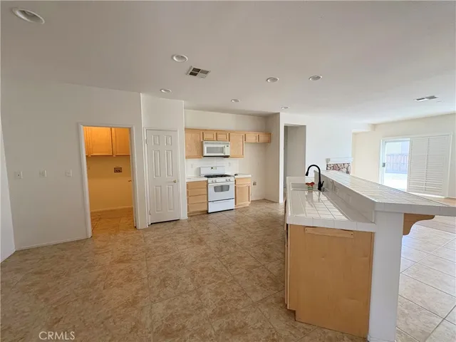 $2,475 | 13343 Vista Verde Street, Victorville, CA 92392