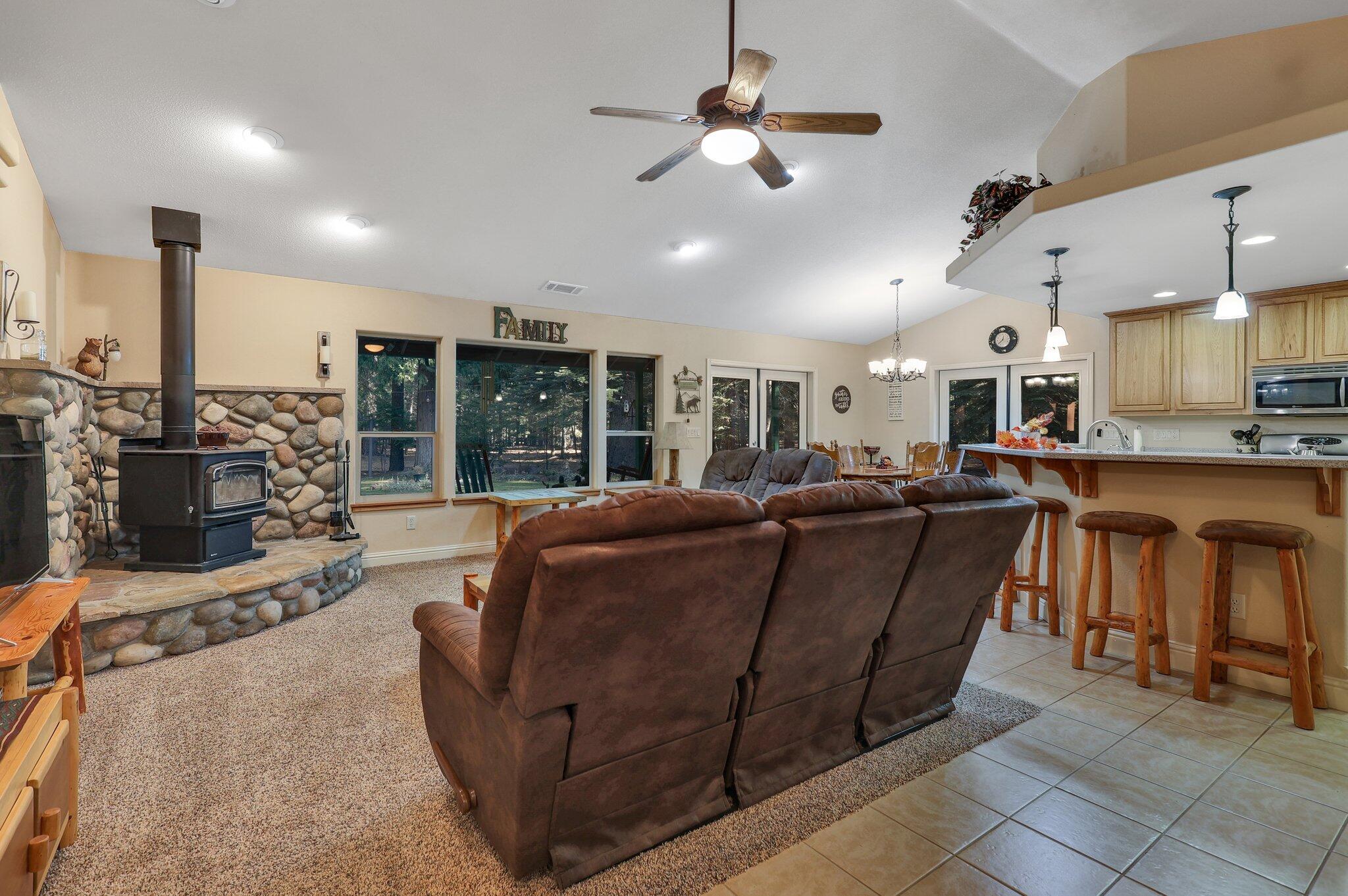 10460 Ritts Mill Road Shingletown, CA 96088 - Photo 8 of 34 Living Room