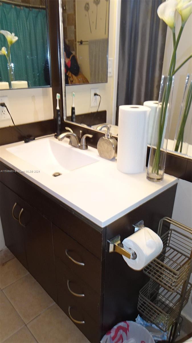 650 South Park Road, Unit 135 Hollywood, FL 33021 - Photo 22 of 36 a bathroom with a sink and a mirror