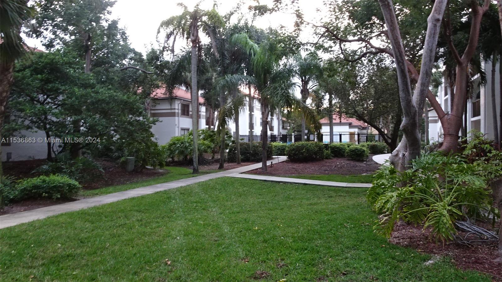 650 South Park Road, Unit 135 Hollywood, FL 33021 - Photo 35 of 36 a view of backyard with green space