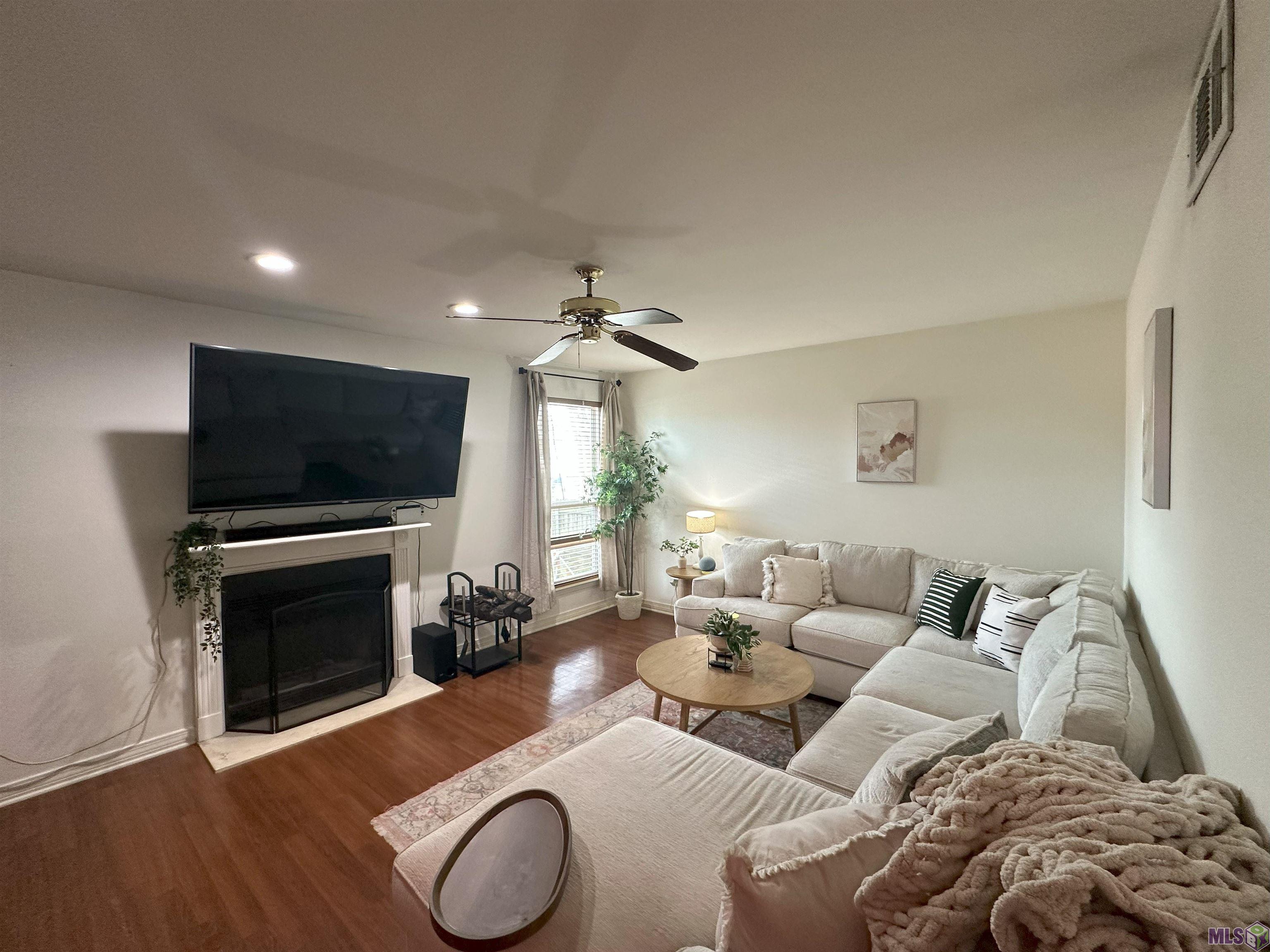 8732 Jefferson Highway Baton Rouge, LA 70809 - Photo 7 of 21 Living Room