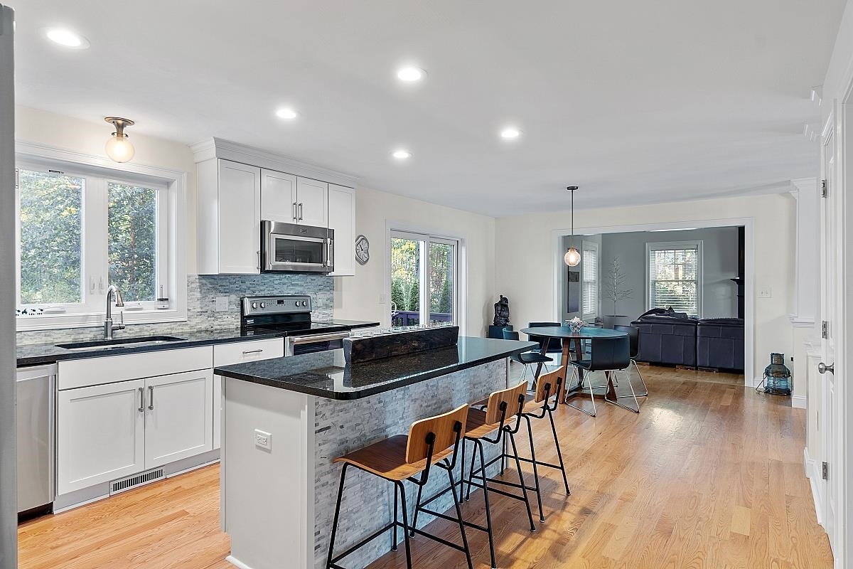 66 Simpson Road Pelham, NH 03076 - Photo 4 of 40