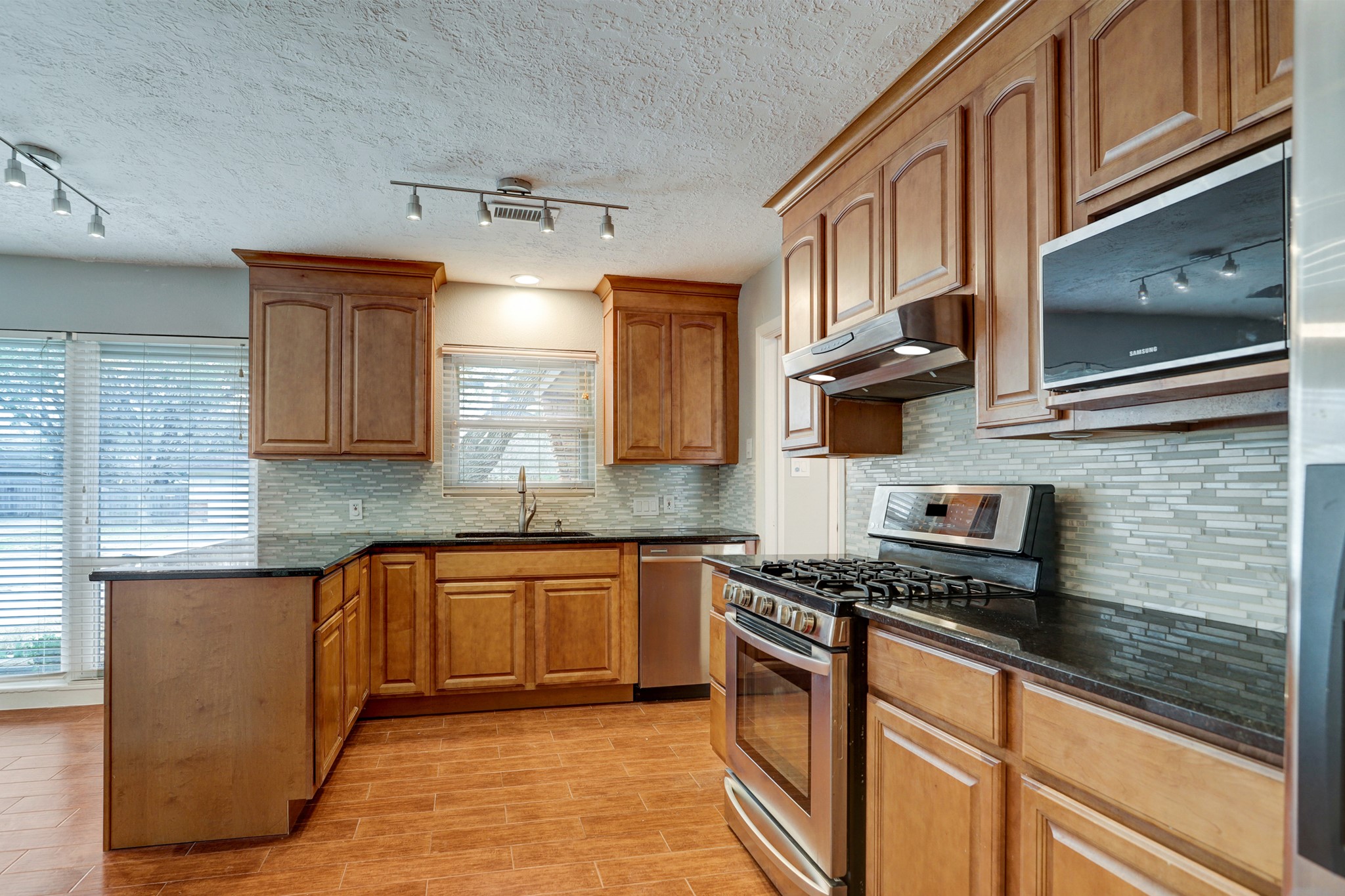 8610 Bevlyn Drive Houston, TX 77025 - Photo 6 of 20