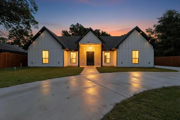 $359,900 | 404 Luzon Street, Tool, TX 75143