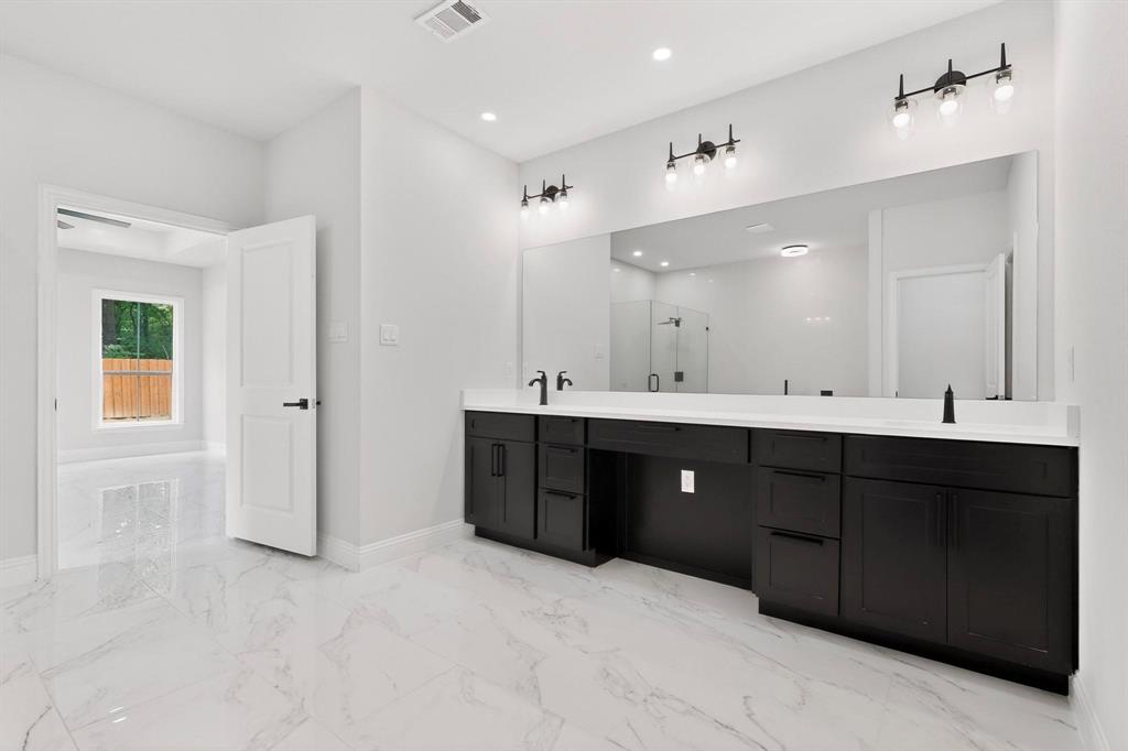404 Luzon Street Tool, TX 75143 - Photo 20 of 40 a spacious bathroom with a double vanity sink a and a mirror