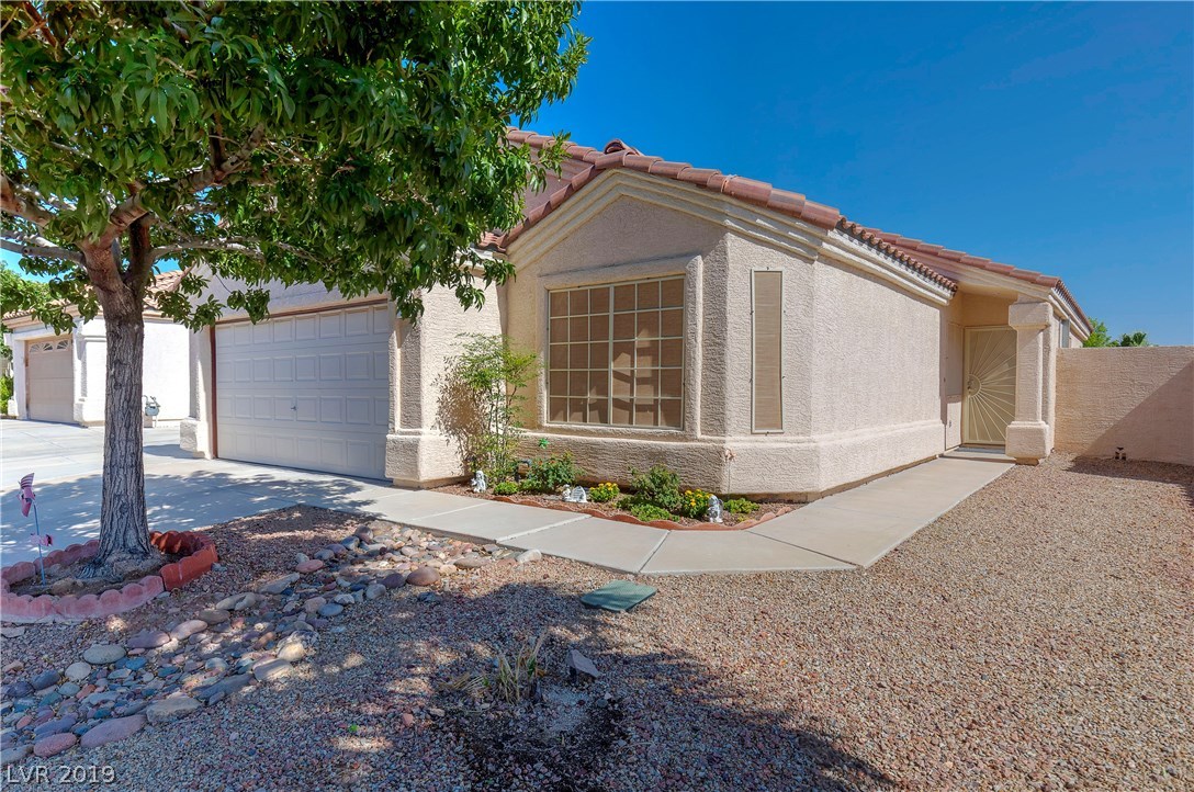 988 Ridge Path Avenue Henderson, NV 89015 - Photo 3 of 24 Gallery Image 3