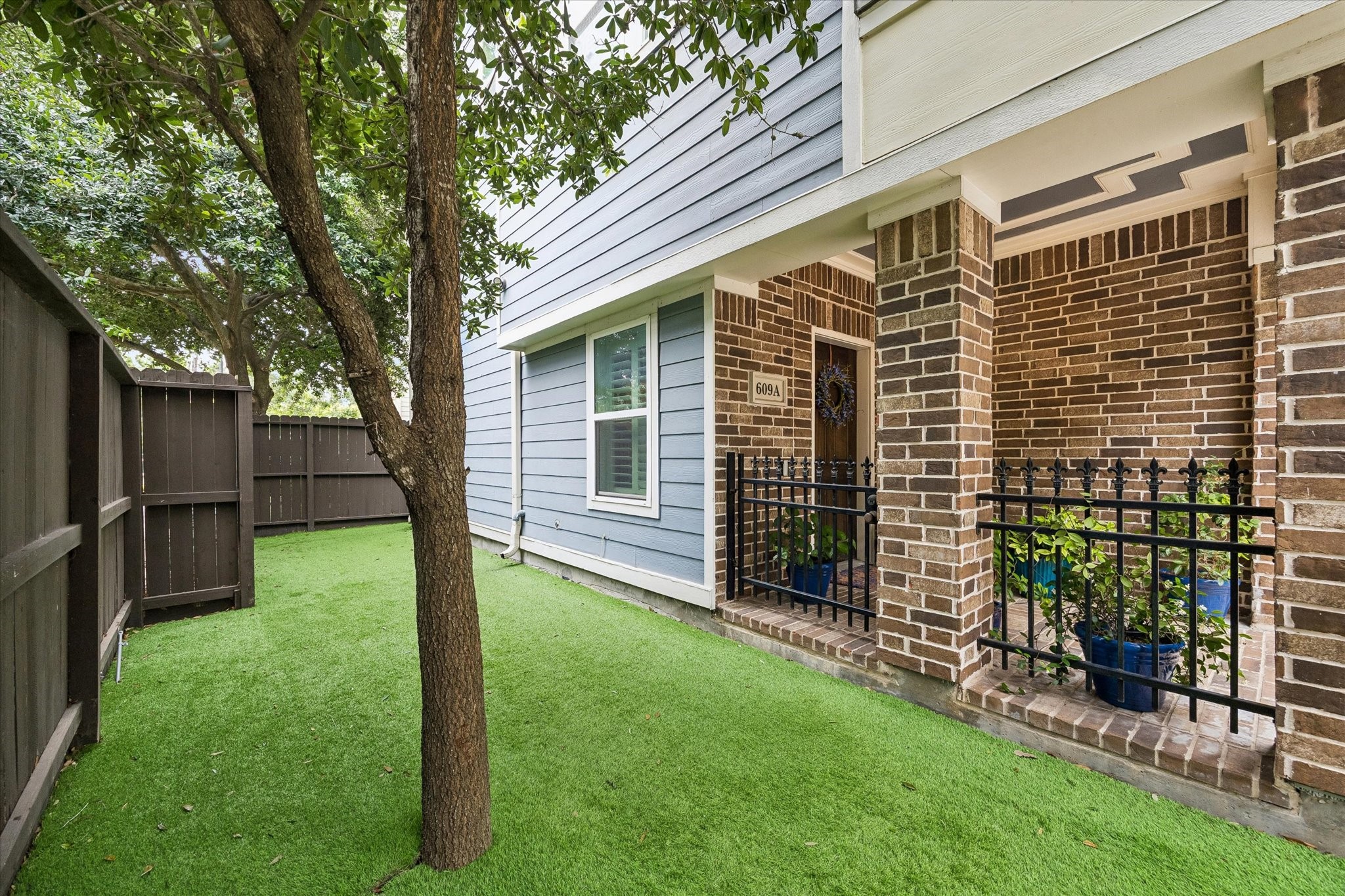 609 Rutland Street, Unit A Houston, TX 77007 - Photo 29 of 30 a view of a backyard with a large tree