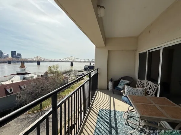 $234,800 | 1 Riverpointe Plaza, Unit 520, Jeffersonville, IN 47130