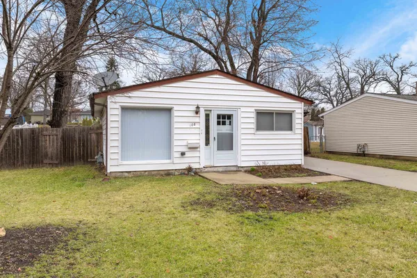 $299,500 | 108 Walnut Drive, Streamwood, IL 60107