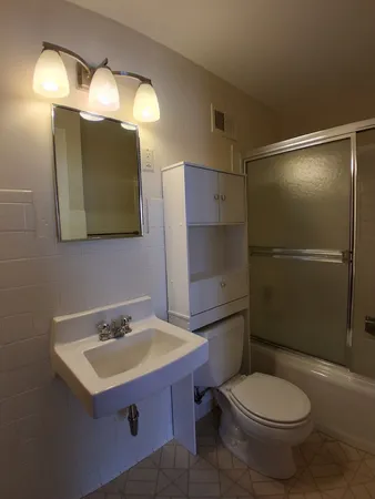 en empty room with windows and ceiling fan