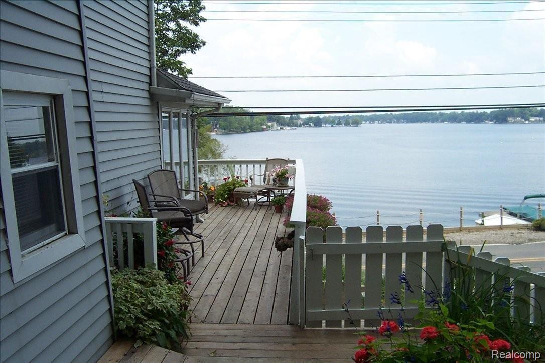 445 Heights Road Lake Orion, MI 48362 - Photo 16 of 24 Wrap Around Decking