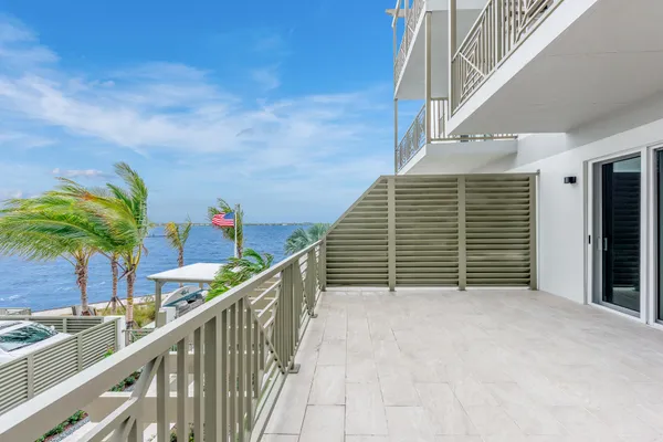 a view of entryway with a front door