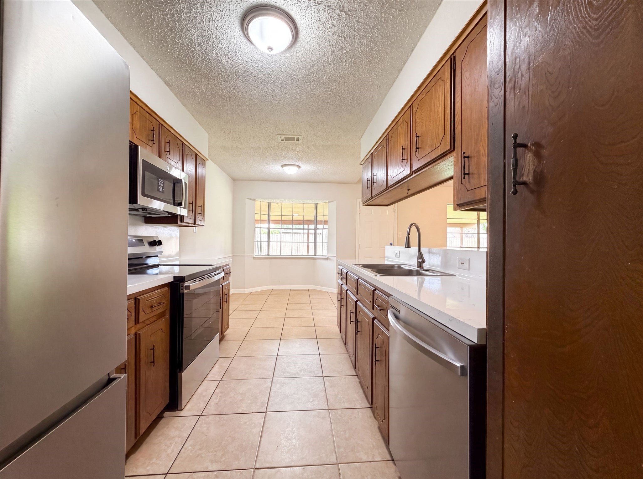 8 Sunnybrook Lane Angleton, TX 77515 - Photo 2 of 16 Staged Photo