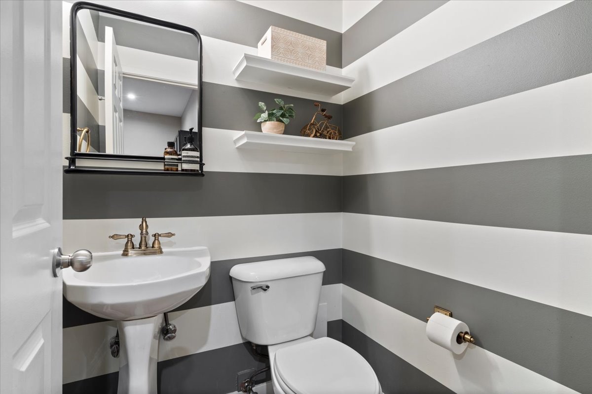 1012 South Loomis Street, Unit D Chicago, IL 60607 - Photo 15 of 17 a bathroom with a sink a mirror and a toilet
